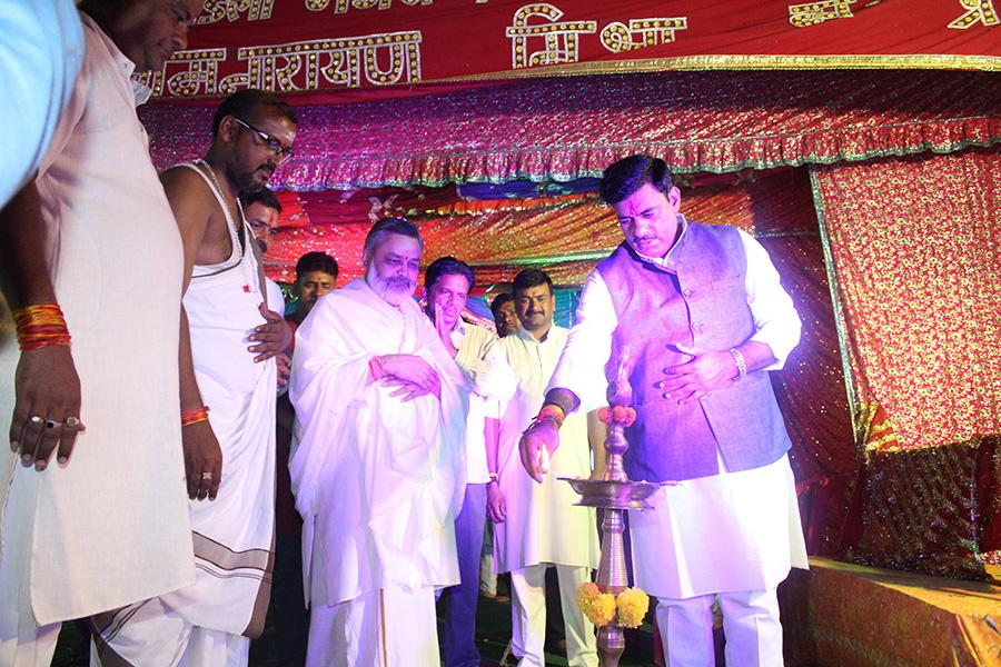 Shri Raam Leela is organised at Maharishi Ved Vigyan Vishwa Vidyapeetham campus, Village Deepdi, Bhojpur Temple Road, Bhopal
Member of Legislative Assembly of Madhya Pradesh Shri Rameshwar Sharma has arrived and lighted the lamp with Brahmachari Girish Ji before starting the play today.